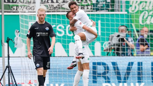 Neuzugang Tim Lemperle (M) von Greuther F&uuml;rth feiert Teamkollegen Armindo Sieb (r) f&uuml;r seinen Treffer zum 4:0, Kai Klefisch (l) vom SC Paderborn ist bedient. - &copy; Daniel L&ouml;b/dpa