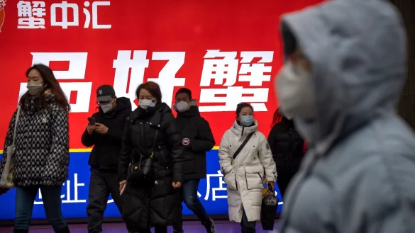 Nach knapp drei Jahren hat Chinas Regierung Anfang Dezember ihre strenge Null-Covid-Strategie abrupt aufgegeben. - © Mark Schiefelbein/AP/dpa