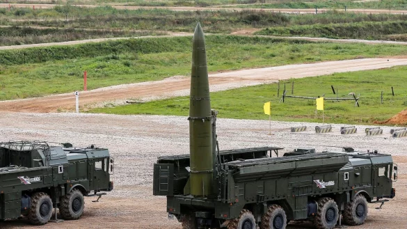 Eine &laquo;Iskander-M&raquo;-Rakete wird w&auml;hrend einer Demonstration des Internationalen Milit&auml;rtechnischen Forums &laquo;ARMY-2016&raquo; im &laquo;Patriot&raquo;-Park der russischen Streitkr&auml;fte auf den Abschuss vorbereitet. - &copy; Sergei Ilnitsky/epa/dpa