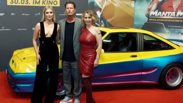 Die Schauspieler Luna Schweiger (l), Till Schweiger (M) und Tina Ruland (r) kommen zu Premiere des Films "Manta Manta &ndash; Zwoter Teil" - &copy; Henning Kaiser/dpa
