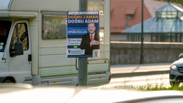 Ein Plakat wirbt in N&uuml;rnberg f&uuml;r die Pr&auml;sidentenwahl in der T&uuml;rkei - Recep Tayyip Erdo?an ruft darauf t&uuml;rkische Wahlberechtigte dazu auf, am 14. Mai f&uuml;r ihn zu stimmen. - &copy; Sven Grundmann/News5/dpa