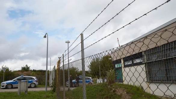 Polizisten sichern das Gel&auml;nde eines ehemaligen Bundeswehr-Bunkers in Traben-Trarbach (Archivbild). Dort wurde ein Rechenzentrum f&uuml;r illegale Gesch&auml;fte im Darknet ausgehoben. - &copy; Thomas Frey/dpa
