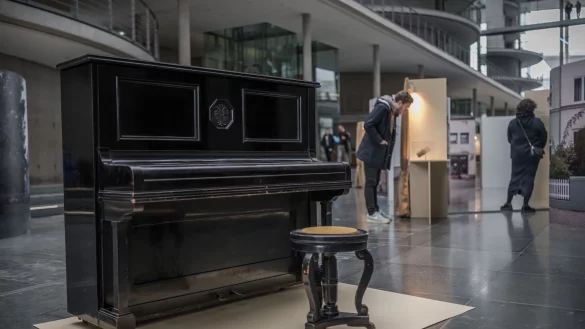 Das Klavier der Familie Margulies in der Ausstellung "Sechzehn Objekte - Siebzig Jahre Yad Vashem" im Bundestag. - &copy; Michael Kappeler/dpa