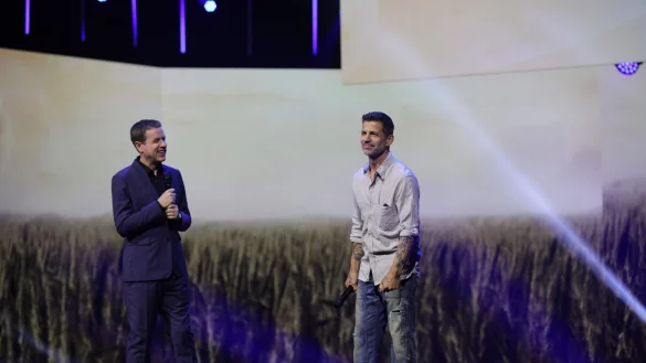 Moderator Geoff Keighley (l) steht mit Zack Snyder zur Vorstellung des Filmes "Rebel Moon" bei der Gamescom Opening Night Live 2023 auf der B&uuml;hne. - &copy; Sascha Thelen/dpa