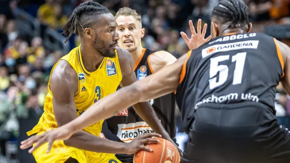 Albas Jaleen Smith (l) wird von den Ulmern Thomas Klepeisz (M) und Bruno Caboclo verteidigt. - &copy; Andreas Gora/dpa
