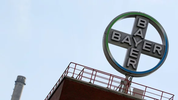 Das Logo des Chemiekonzerns Bayer ist auf dem Dach eines Bayer-Werks zu sehen. - &copy; Oliver Berg/dpa/Symbolbild
