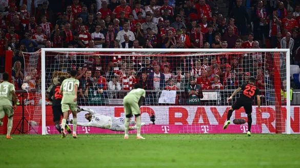 Leverkusens Exequiel Palacios (r) traf per Elfmeter in der Nachspielzeit zum Ausgleich. - &copy; Tom Weller/dpa