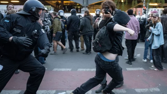 Ein Demonstrant rennt vor einem Polizisten davon. Unter dem Motto &laquo;Revolution&auml;rer 1. Mai&raquo; hatten linke und linksradikale Gruppen zu einer Demonstration am Tag der Arbeit aufgerufen. - &copy; Hannes P. Albert/dpa