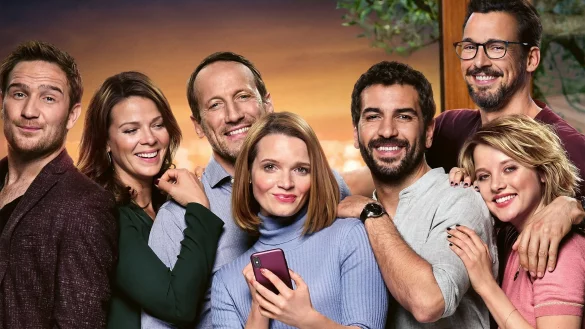 ... und dann liegen die Handys pl&ouml;tzlich auf dem Tisch. - &copy; Lucia Faraig/2019 Constantin Film Verleih GmbH/ARD Degeto/dpa