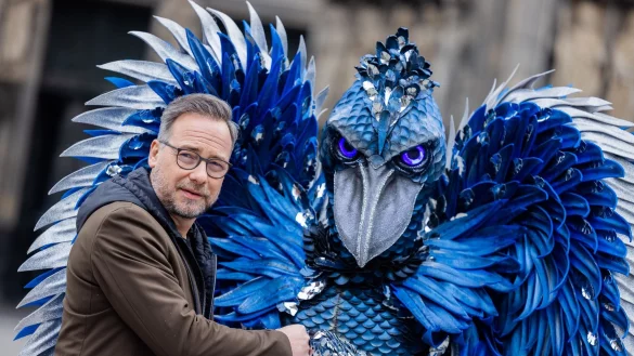 Wer steckt im Schuhschnabel-Kost&uuml;m? Der Moderator Matthias Opdenh&ouml;vel kann schweigen. - &copy; Rolf Vennenbernd/dpa