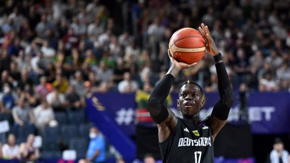 Deutschland Dennis Schr&ouml;der spielt den Ball. - &copy; Federico Gambarini/dpa/Archivbild