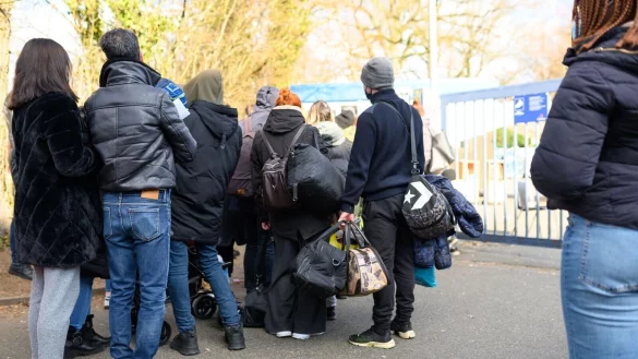 Zahlreiche Gefl&uuml;chtete stehen am Ankunftszentrum in Hamburg-Rahlstedt (Archivbild). - &copy; Jonas Walzberg/dpa