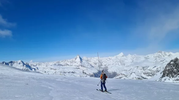 Ein Wissenschaftler steht im schweizer Allalingletscher. - &copy; R. Moser/VAW-ETH Z&uuml;rich/dpa
