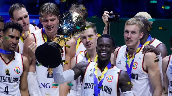 Das deutsche Team jubelt mit dem WM-Pokal, in der Hand von Kapit&auml;n Dennis Schr&ouml;der. - &copy; Michael Conroy/AP/dpa