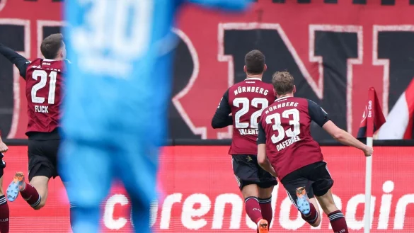 Der Nürnberger Enrico Valentini (M.) jubelt nach seinem Treffer zum 1:0. - © Daniel Karmann/dpa