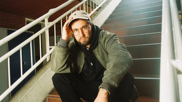 Rapper Prinz Pi dr&uuml;ckt einem die unsch&ouml;ne Realit&auml;t aufs Ohr. - &copy; Fritz Elsmann/Sony Music Germany/dpa