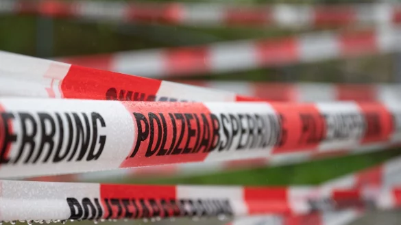 Ein Einsatzort der Polizei ist mit Flatterband abgesperrt. - © Sebastian Kahnert/dpa/Symbolbild