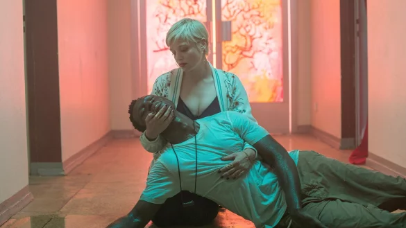 Wird Mieze (Jella Haase) ihren Francis (Welket Bungu&eacute;) retten k&ouml;nnen. - &copy; Stephanie Kulbach/ZDF/Arte/dpa