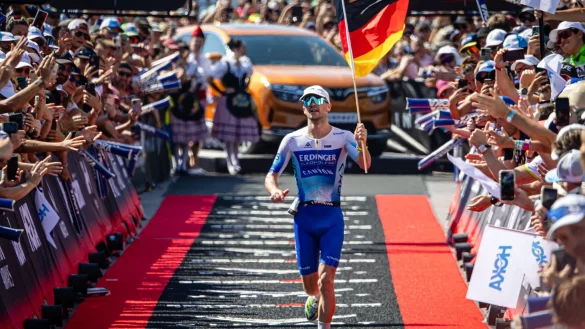 Patrick Lange jubelt im Ziel &uuml;ber WM-Silber. - &copy; Ingo Kutsche/dpa