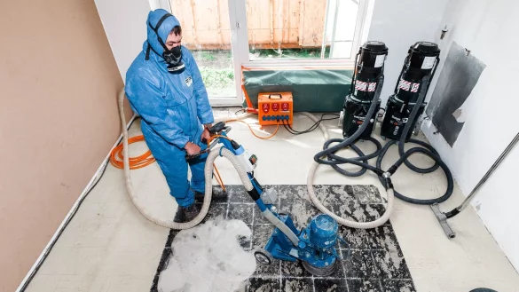 Asbestbelastete PVC-Fliesen am Boden: Wenn klar ist, dass es sich um Asbest handelt, sollte sich eine spezialisierte Fachfirma um die Beseitigung kümmern. - © Markus Scholz/dpa-tmn