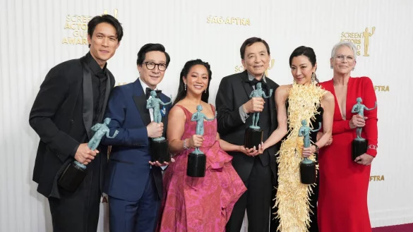 Harry Shum Jr. (l-r), Ke Huy Quan, Stephanie Hsu, Michelle Yeoh und Jamie Lee Curtis mit ihren Preisen. - © Jordan Strauss/Invision via AP/dpa