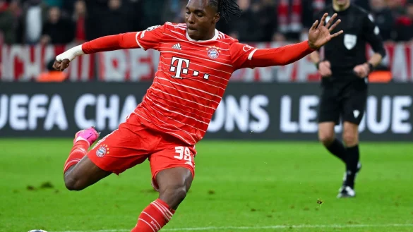 Mathys Tel von M&uuml;nchen spielt den Ball. - &copy; Sven Hoppe/dpa