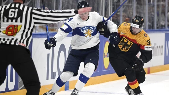 Im Duell gegen Finnland mussten Fabio Wagner (r) und die deutsche Eishockey Nationalmannschaft eine 3:4-Niederlage hinnehmen. - &copy; Antti Aimo-Koivisto/Lehtikuva/dpa