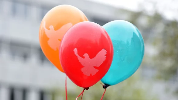 Luftballons mit Friedenstaube sind w&auml;hrend eines Ostermarsches zu sehen. - &copy; picture alliance/Caroline Seidel/dpa/Archivbild