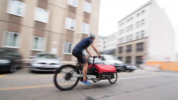 Stundenweise jobben in der Elternzeit? Das geht sogar bei einem anderen Arbeitgeber als dem bisherigen. - © Inga Kjer/dpa-tmn