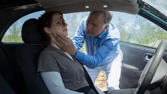 Dr. Roland Heilmann (Thomas R&uuml;hmann) versucht von der schwerverletzten Ramona Dreyer (Marie Zielke) zu erfahren, wo ihr Sohn und Dr. Kathrin Globisch sind. - &copy; Rudolf Wernicke/MDR/dpa