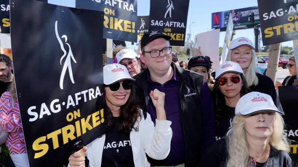 Fran Drescher (l), Vorsitzende der Schauspielgewerkschaft SAG-AFTRA, streikt gemeinsam mit US-Schauspielerin Frances Fisher (r). - &copy; Chris Pizzello/AP/dpa