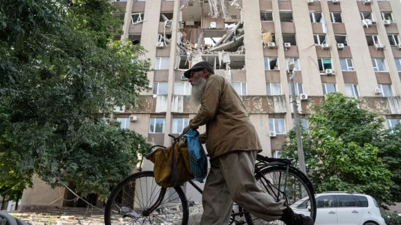 Ein Mann geht in Cherson an einem Geb&auml;ude vorbei, das durch einen Luftangriff schwer besch&auml;digt wurde. - &copy; Evgeniy Maloletka/AP/dpa