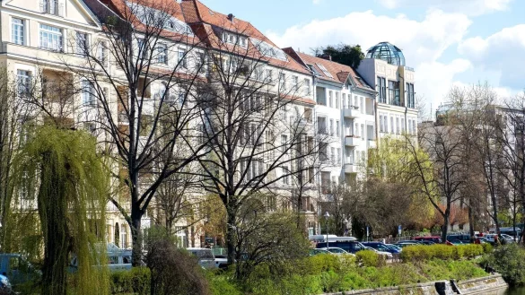 Selbst in beliebten Metropolen wie Berlin sind die Kaufpreise f&uuml;r Immobilien im Schnitt zuletzt gesunken. - &copy; Bernd Diekjobst/dpa-tmn