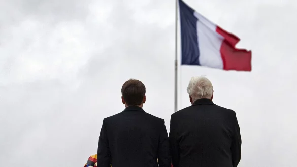 Bundespr&auml;sident Frank-Walter Steinmeier (r) und der franz&ouml;sische Pr&auml;sident Emmanuel Macron nehmen an einer Gedenkzeremonie teil. (Archiv) - &copy; Bernd von Jutrczenka/dpa