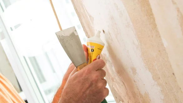 Schnell ein bisschen Fertigspachtelmasse in die Macke an der Wand und es sieht fast aus wie neu. Manko allerdings: Die Produkte enthalten h&auml;ufig Konservierungsmittel, die Allergien ausl&ouml;sen k&ouml;nnen. - &copy; Christin Klose/dpa-tmn