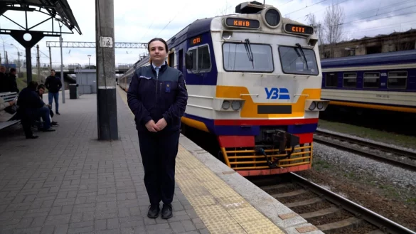 Assistenz-Zugf&uuml;hrerin Viktoria Kikot vor dem Zug der Kiewer S-Bahn in einer Szene aus &laquo;Re: Die Eisenbahnladys der Ukraine - Wie sie den Schienenverkehr am Laufen halten&raquo;. - &copy; Autorenkombinat/Moritz v. L&uuml;pke/ZDF/dpa