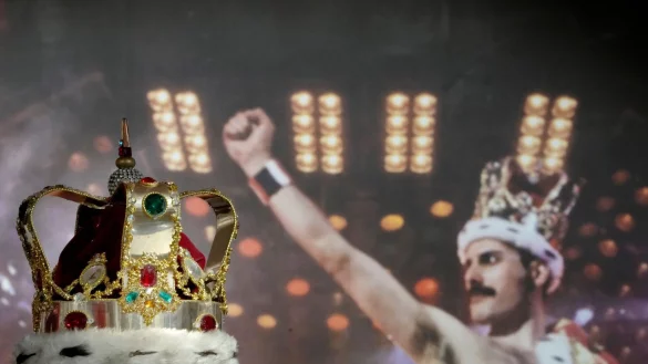 Freddie Mercurys charakteristische Krone, die er während der «Magic»-Tour trug, wird in den Auktionsräumen von Sotheby\\\'s ausgestellt. - © Kirsty Wigglesworth/AP/dpa