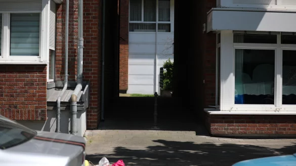 Blick in den Durchgang zum Hinterhof einer Brauerei: Hier sollen Schüsse gefallen sein. - © Sascha Thelen/dpa