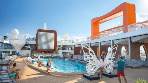 Ein gro&szlig;er wei&szlig;er Schmetterling f&auml;llt am Pool der &laquo;Celebrity Edge&raquo; ins Auge. Das Werk &laquo;Dream Machine&raquo; stammt vom K&uuml;nstler Rubem Robierb und ist laut Reederei eines von mehr als 4000 Kunstobjekten an Bord des Schiffes. - &copy; Celebrity Cruises/dpa-tmn