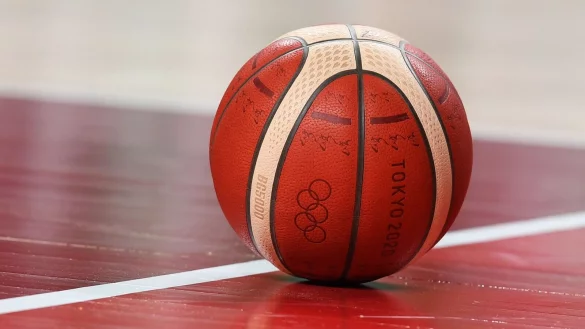 Ein Basketball liegt auf dem Spielfeld. - &copy; Swen Pf&ouml;rtner/dpa/Symbolbild