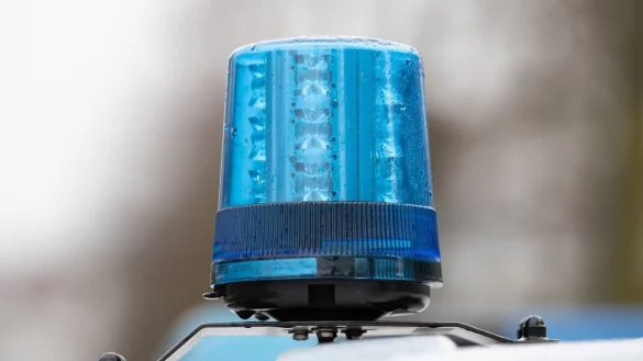 Das Blaulicht auf dem Dach eines Einsatzwagens der Polizei. - © Friso Gentsch/dpa/Symbolbild