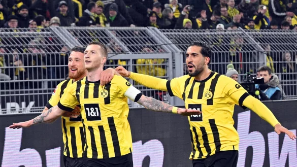 Dortmunds Marco Reus (M) jubelt nach seinem Elfmeter-Tor zum 1:0 mit den Teamkollegen. - &copy; Bernd Thissen/dpa/Archivbild