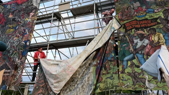 Documenta-Mitarbeiter bauen im Juni 2022 das umstrittene Gro&szlig;banner &laquo;People\\\'s Justice&raquo; des indonesischen K&uuml;nstlerkollektivs Taring Padi ab. - &copy; Uwe Zucchi/dpa