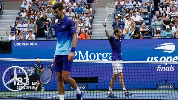 Daniil Medwedew (r) gewann 2021 das Finale gegen Novak Djokovic. - &copy; Elise Amendola/AP/dpa/Archiv