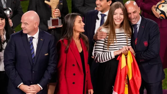 Luis Rubiales (r) umarmt Prinzessin Infanta Sofia, w&auml;hrend K&ouml;nigin Letizia von Spanien und Gianni Infantino, FIFA-Pr&auml;sident, nach dem Sieg der Spanierinnen auf dem Podium stehen. - &copy; Mark Baker/AP/dpa