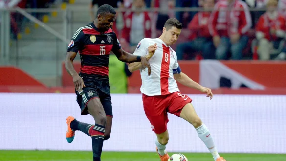 Treffen in Warschau aufeinander: Robert Lewandowski (r) und Antonio R&uuml;diger. - &copy; Thomas Eisenhuth/dpa