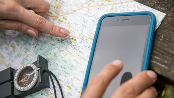Der Mix macht\'s: Bei der Planung und auf der Wanderung sollte man analoge und digitale Quellen sicherheitshalber kombinieren. - © Christin Klose/dpa-tmn