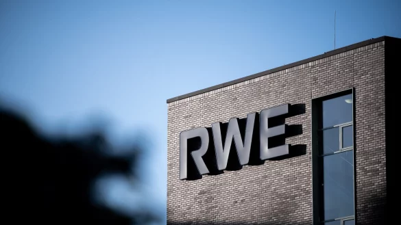 Das Logo von RWE ist an der Fassade eines Gebäudes auf dem RWE Campus in Essen zu sehen. - © Fabian Strauch/dpa