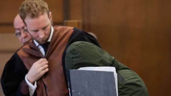 Der Angeklagte (r) kommt in den Gerichtssaal des Landgerichts. - &copy; Rolf Vennenbernd/dpa