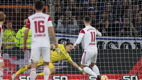 Bielefelds Torwart Martin Fraisl (2.v.r) kann den Elfmeter von Nürnbergs Torschützen Erik Shuranov (r) zum 2:2 nicht halten. - © Friso Gentsch/dpa